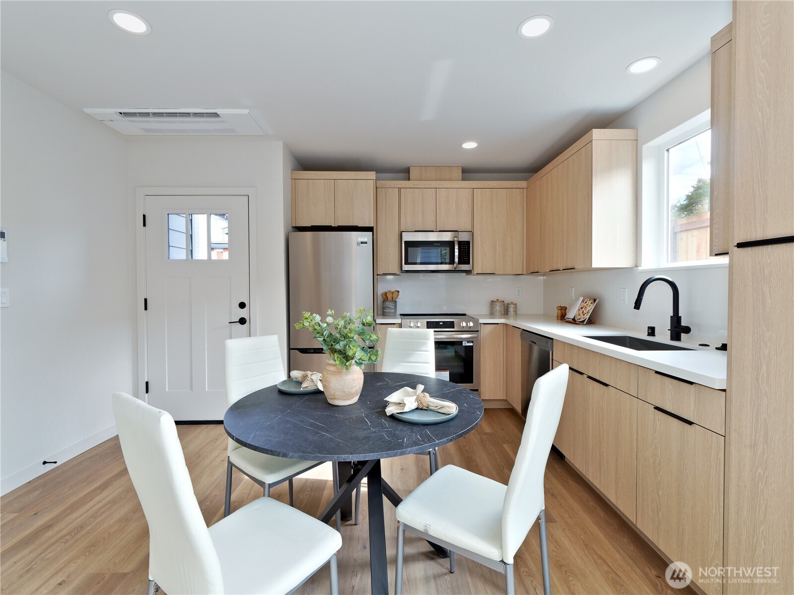 6918 Flora Avenue South Seattle, WA 98108 - Photo 4 of 20