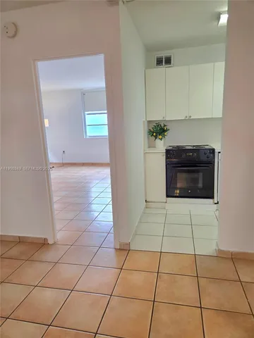 $2,000 | 5313 Collins Avenue, Unit 911, Miami Beach, FL 33140