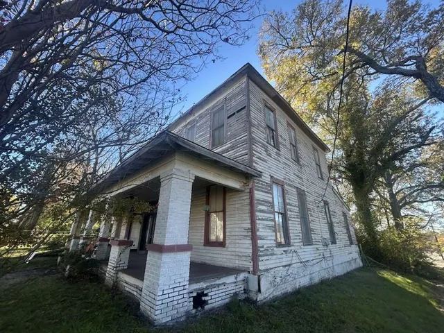 a view of house with a yard