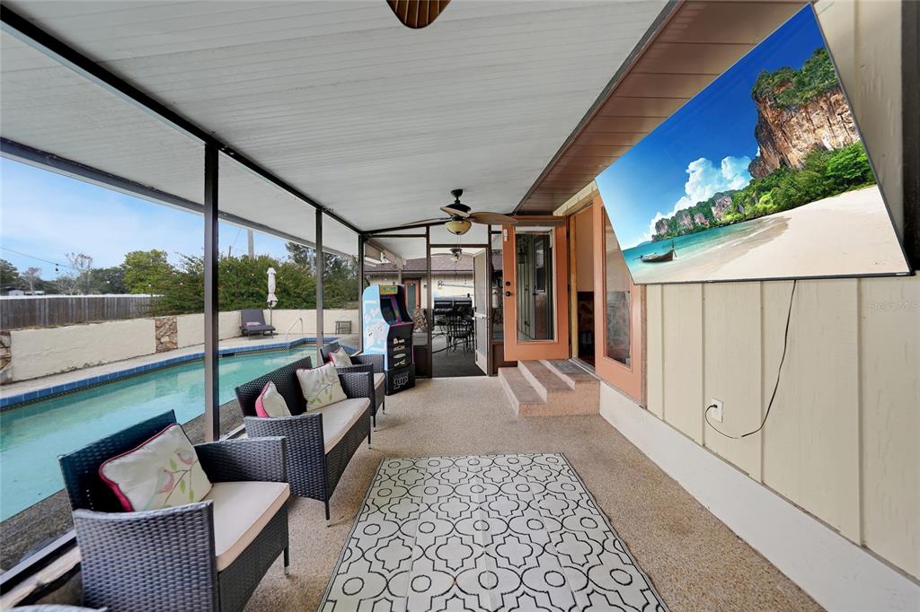 7597 Highway 31 Arcadia, FL 34266 - Photo 25 of 45 a balcony with furniture and a potted plant