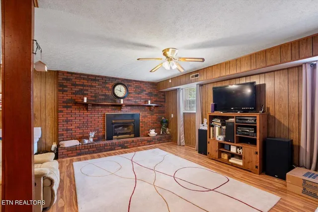 $449,900 | 116 Oak Street, Jacksboro, TN 37757