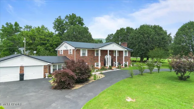 $449,900 | 116 Oak Street, Jacksboro, TN 37757