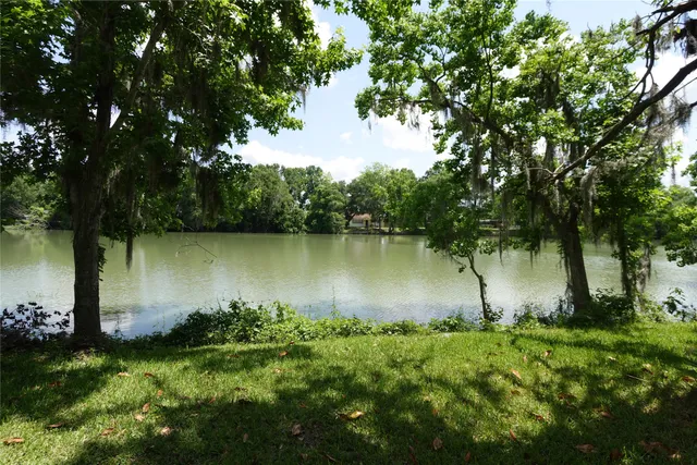 a view of a lake with houses in outdoor space