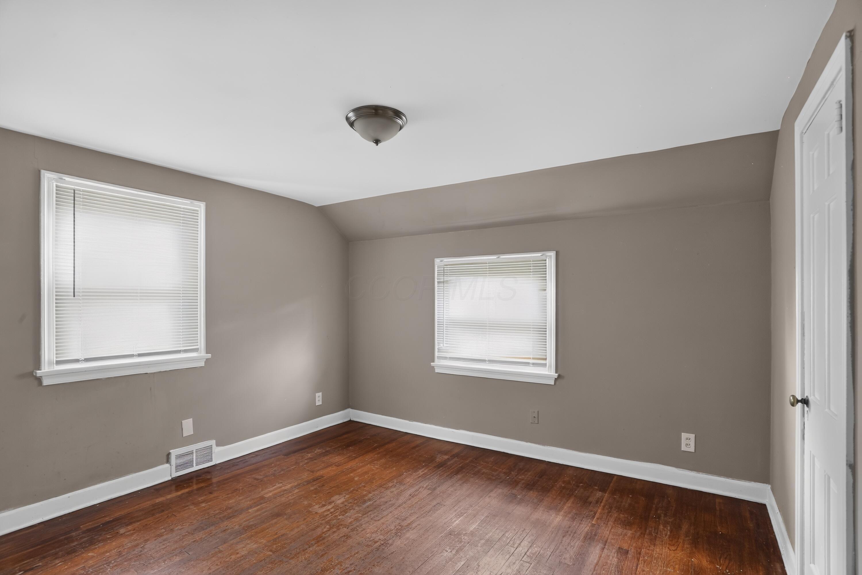 208 South James Road Columbus, OH 43213 - Photo 13 of 18 14_208_S_James_Rd-Bedroom-7068