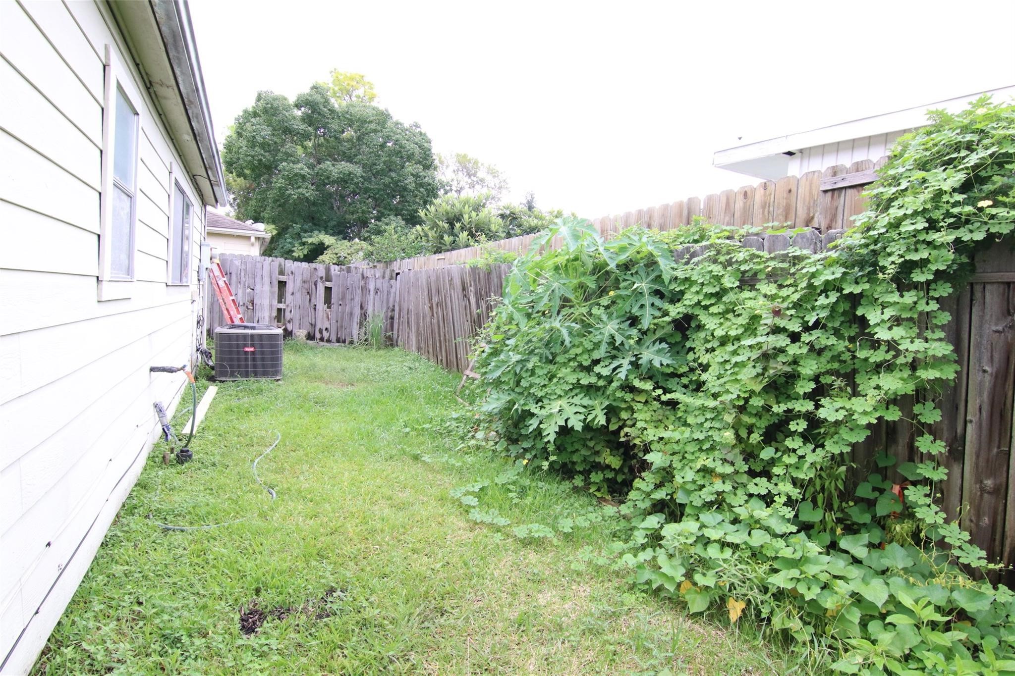 4231 Yupon Ridge Drive Houston, TX 77072 - Photo 17 of 18 a backyard of a house with lots of green space