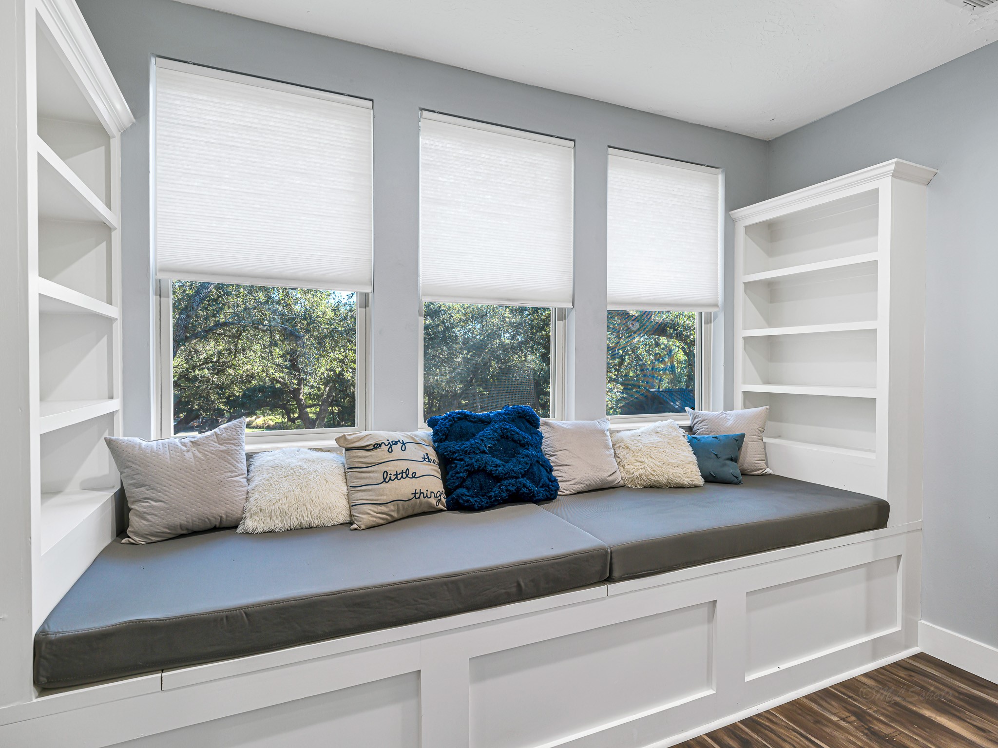 18117 FM 762 Road Needville, TX 77461 - Photo 26 of 37 a view of sitting area with large window