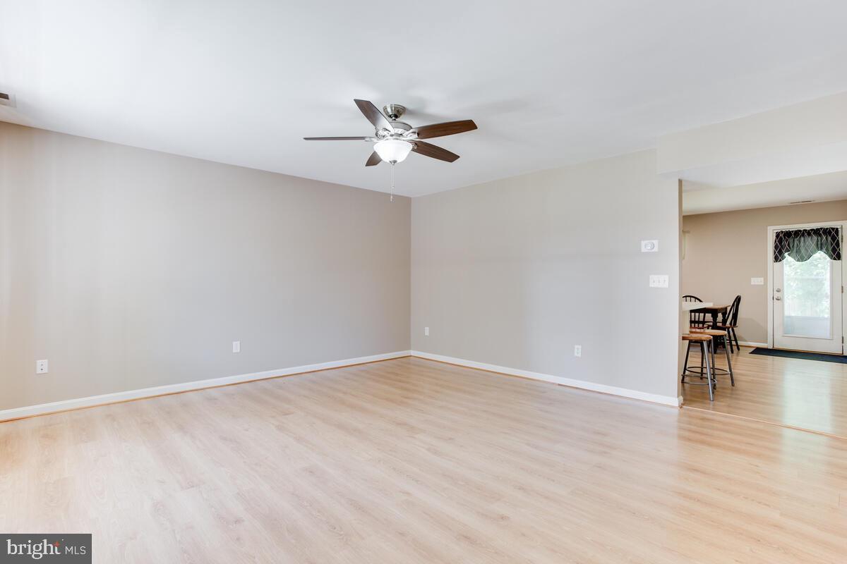 1642 Hilltop Road Edgewater, MD 21037 - Photo 16 of 34 Large size Living room