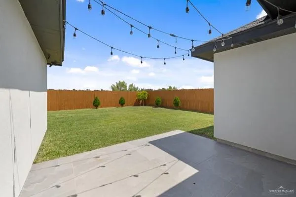 a view of a back yard