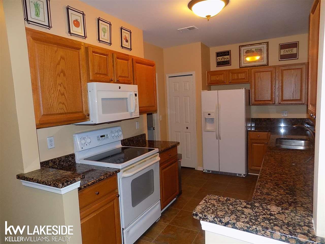 1900 Flagstone Circle Rochester, MI 48307 - Photo 9 of 21 31367537-8.JPG