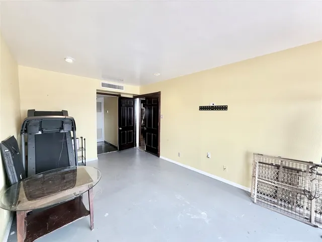 a view of livingroom with furniture