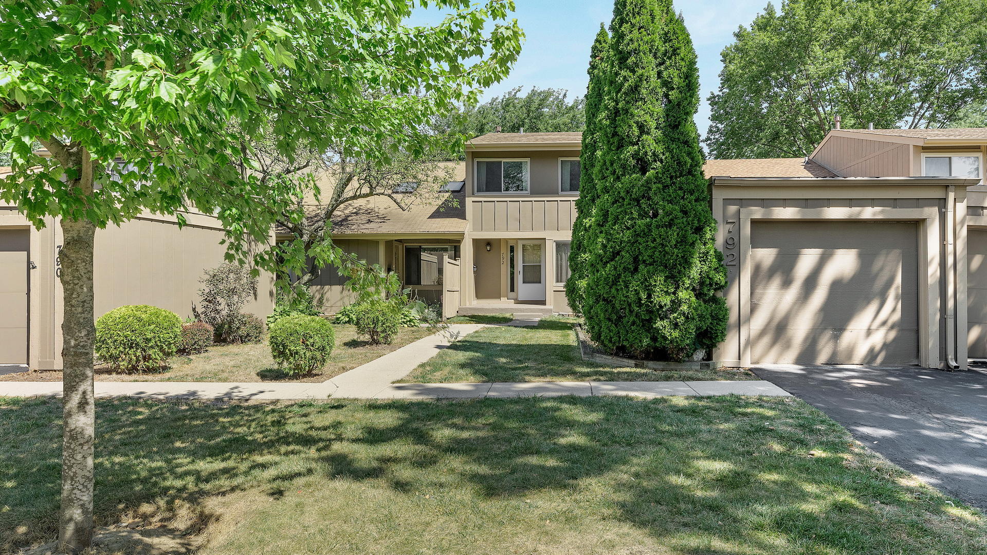 792 Oregon Trail Roselle, IL 60172 - Photo 1 of 19 a front view of a house with a yard