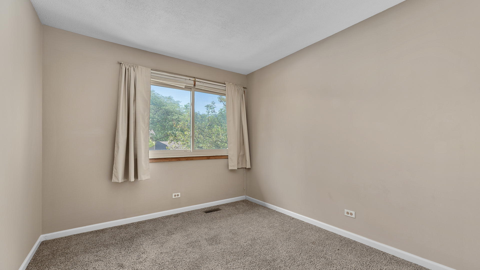 792 Oregon Trail Roselle, IL 60172 - Photo 12 of 19 an empty room with a window