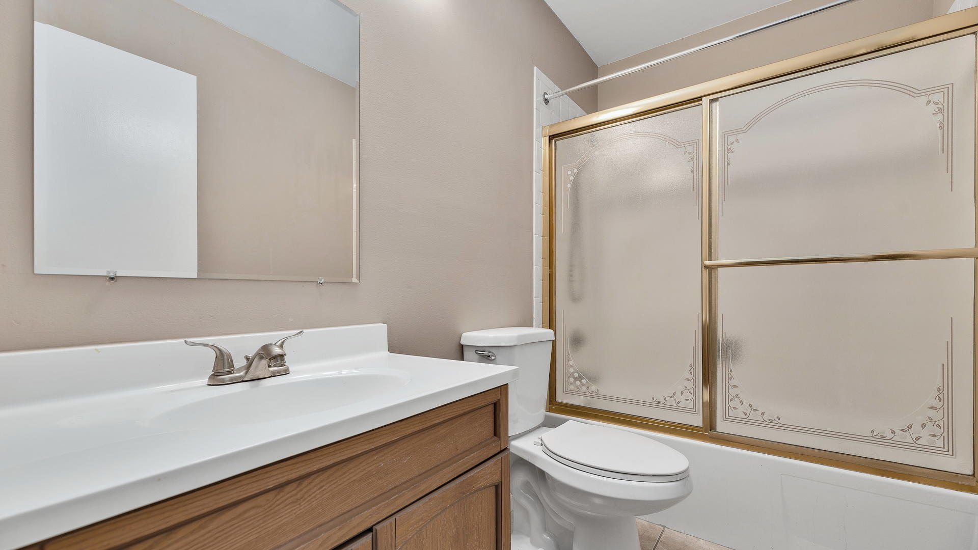 792 Oregon Trail Roselle, IL 60172 - Photo 14 of 19 a bathroom with a sink toilet and shower