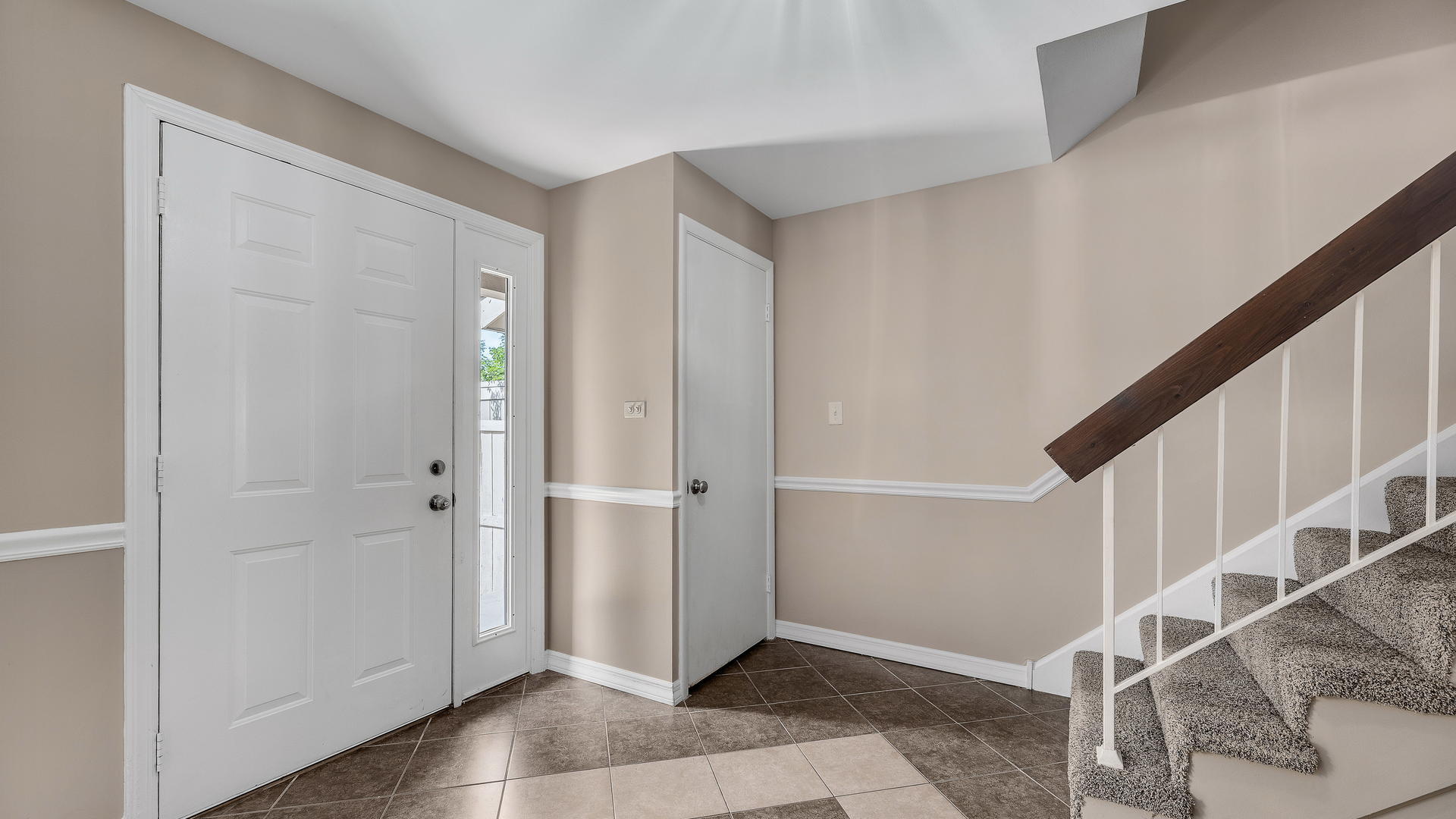 792 Oregon Trail Roselle, IL 60172 - Photo 5 of 19 a view of entryway with stairs