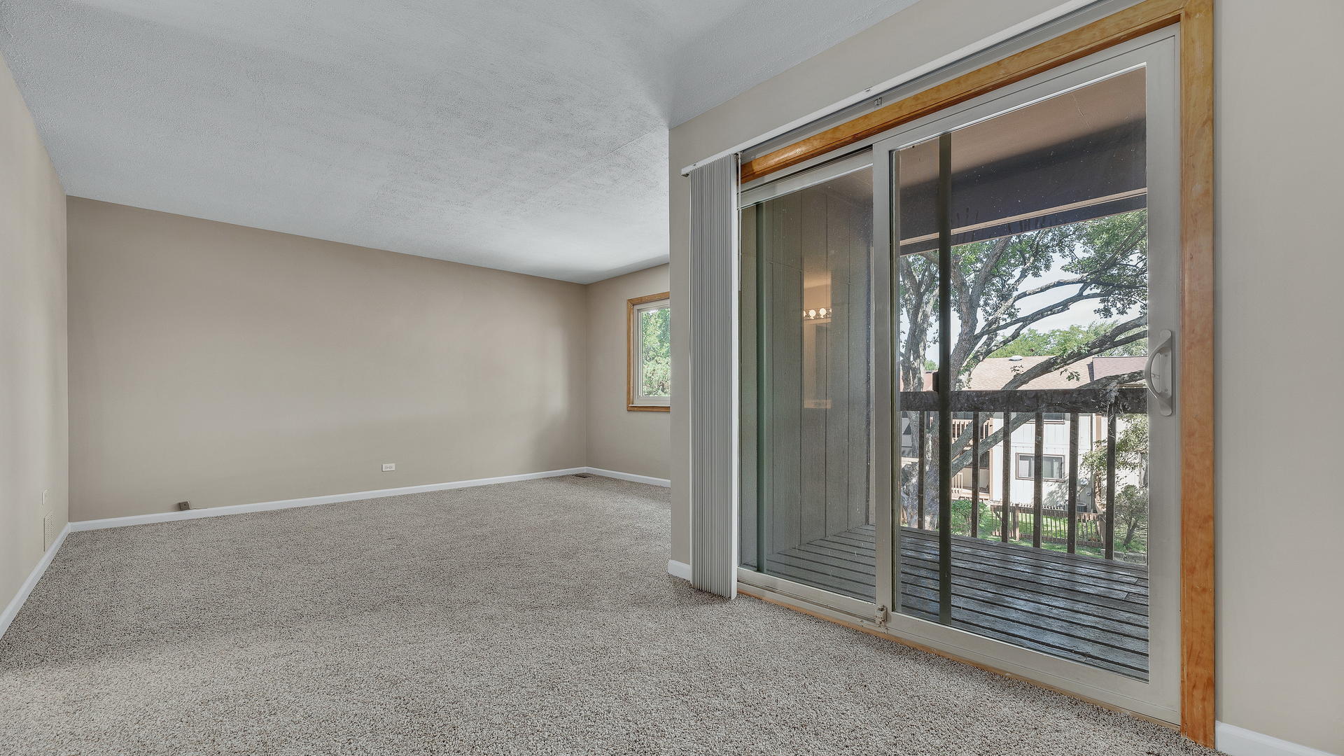792 Oregon Trail Roselle, IL 60172 - Photo 8 of 19 a view of an empty room