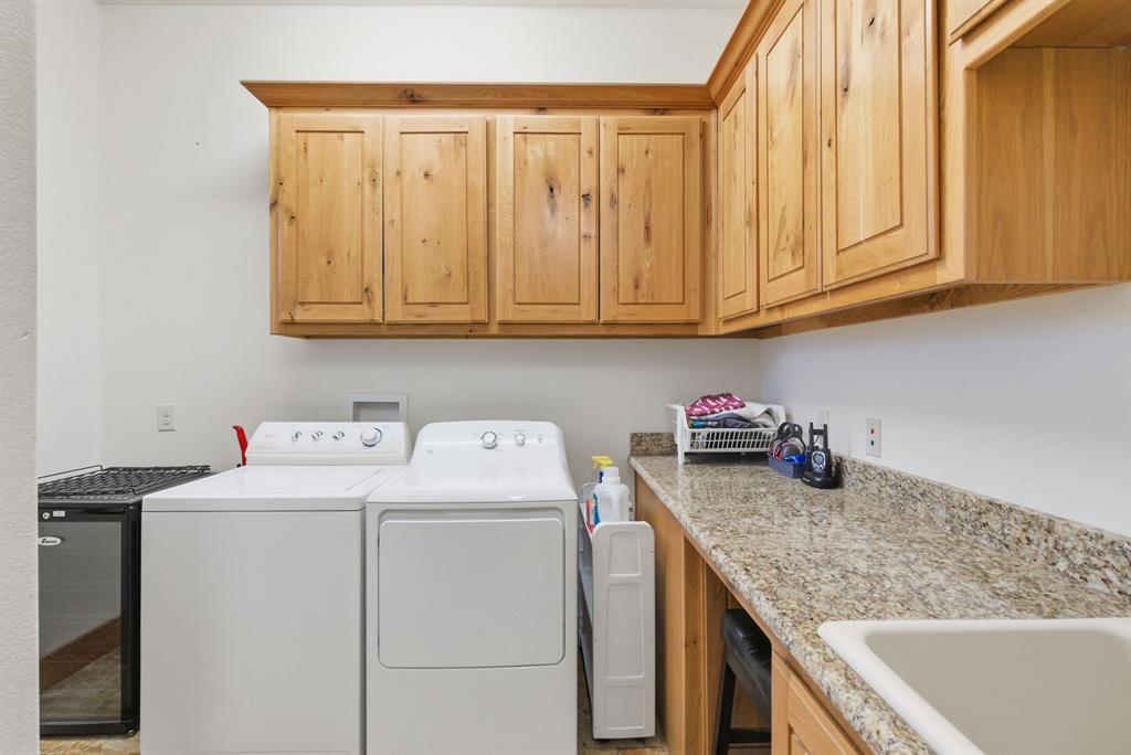 735 Gresham Lane Jacksboro, TX 76458 - Photo 24 of 40 a utility room with dryer and washer
