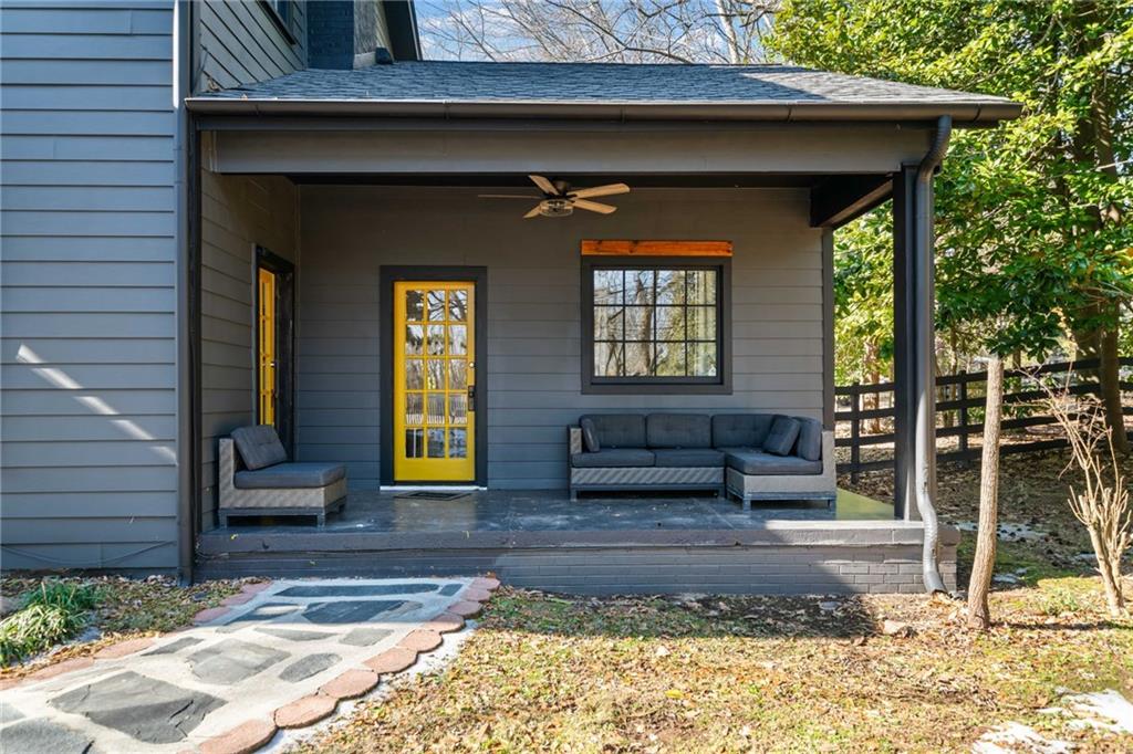 634 South Main Street Jasper, GA 30143 - Photo 3 of 39 a front view of a house with garden