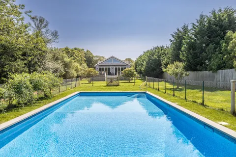 $2,295,000 | 619 Montauk Highway, Amagansett, NY 11930