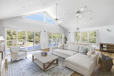 $2,295,000 | 619 Montauk Highway, Amagansett, NY 11930