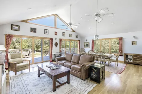 $2,295,000 | 619 Montauk Highway, Amagansett, NY 11930