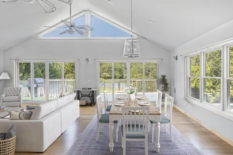 $2,295,000 | 619 Montauk Highway, Amagansett, NY 11930