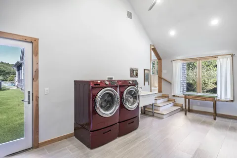 $2,295,000 | 619 Montauk Highway, Amagansett, NY 11930