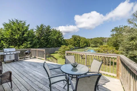 $2,295,000 | 619 Montauk Highway, Amagansett, NY 11930