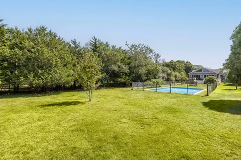 $2,295,000 | 619 Montauk Highway, Amagansett, NY 11930