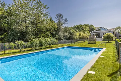 $2,295,000 | 619 Montauk Highway, Amagansett, NY 11930