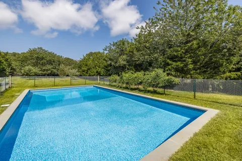 $2,295,000 | 619 Montauk Highway, Amagansett, NY 11930