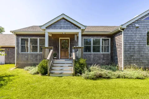 $2,295,000 | 619 Montauk Highway, Amagansett, NY 11930