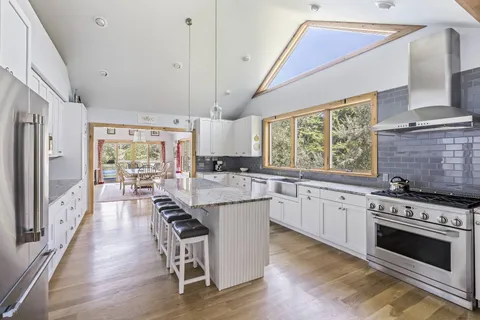 $2,295,000 | 619 Montauk Highway, Amagansett, NY 11930