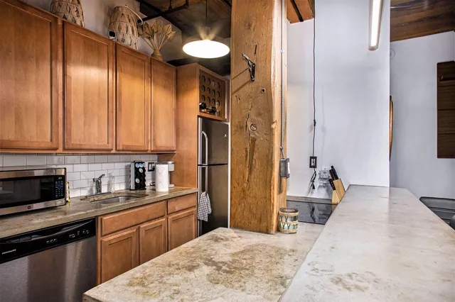 $1,600 | 6533 East Jefferson Avenue, Unit 111W, Detroit, MI 48207