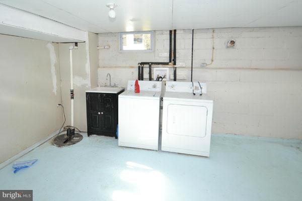 4405 Wakefield Road Baltimore, MD 21216 - Photo 14 of 17 a utility room with dryer and washer