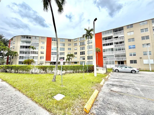 $133,900 | 1475 Northeast 125th Terrace, Unit 301A, North Miami, FL 33161