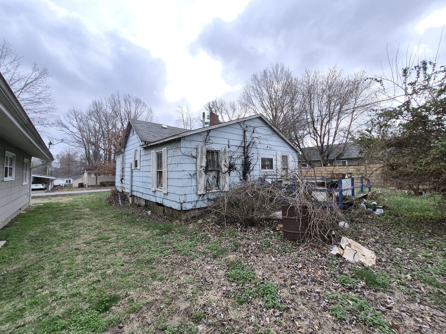 517 South 6th Street Herrin, IL 62948 - Photo 4 of 6 a view of a house with a yard