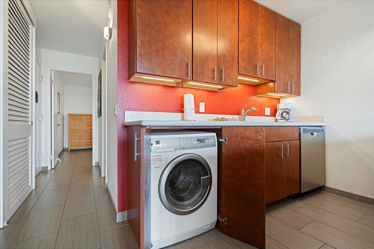 2191 South Kihei Road, Unit 2303 Kihei, HI 96753 - Photo 20 of 43 a utility room with sink dryer and washer