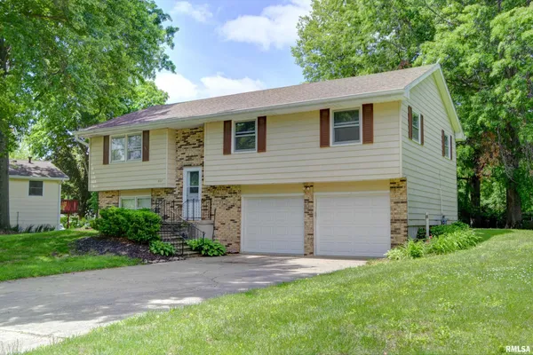 $149,900 | 807 Meadow Drive, Macomb, IL 61455