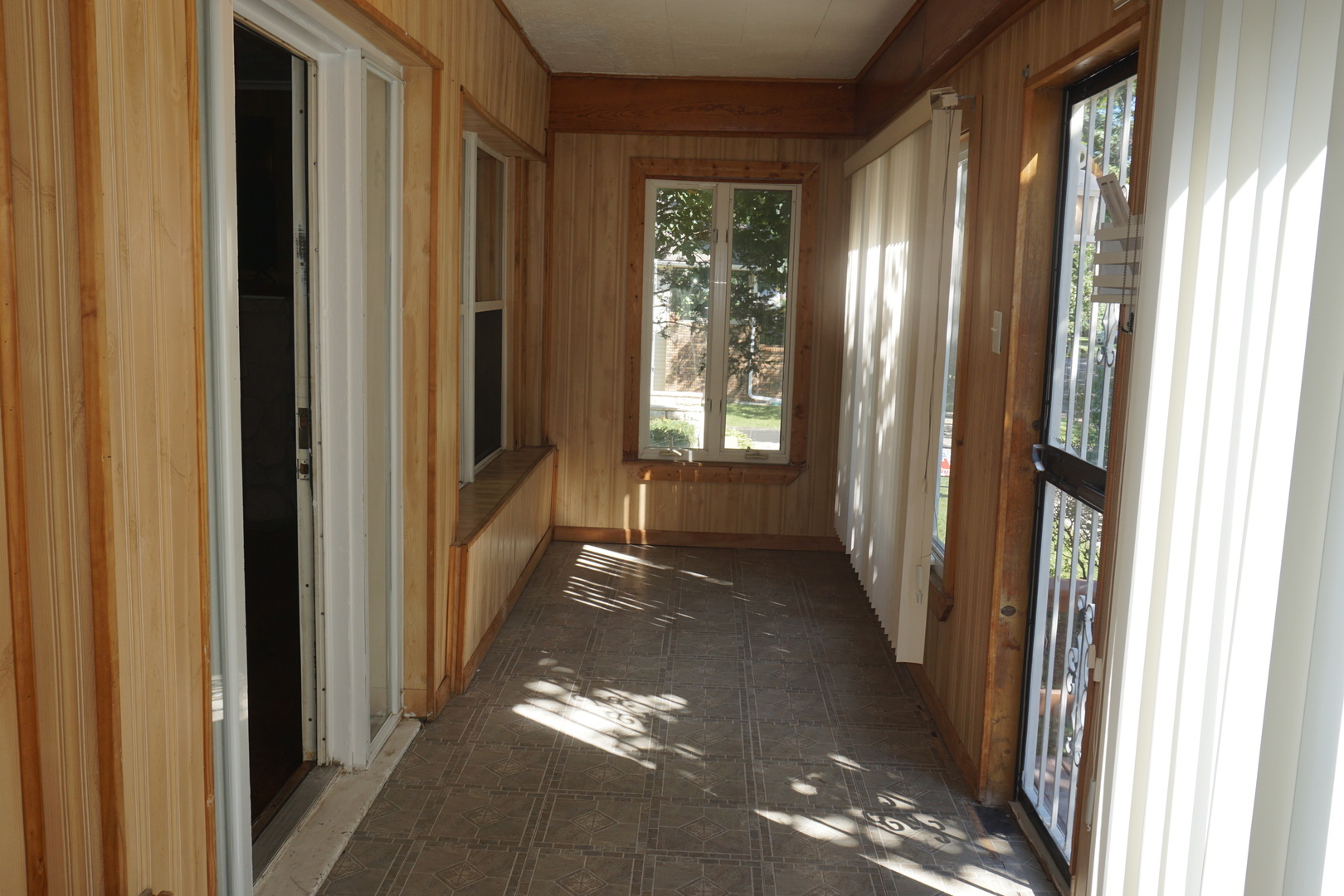 14542 Turner Avenue Midlothian, IL 60445 - Photo 3 of 20 a view of a hallway with windows