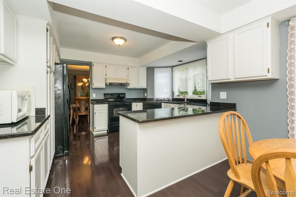 1401 Lomas Verdes Rochester Hills, MI 48306 - Photo 8 of 42