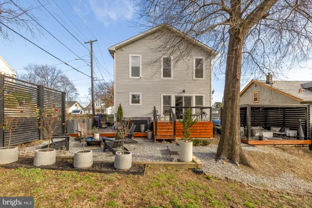 a view of a yard with a house