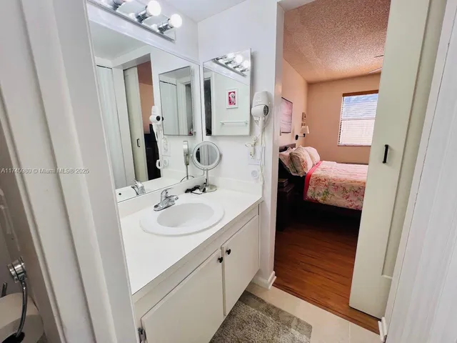 a en suite bathroom with a sink and a mirror
