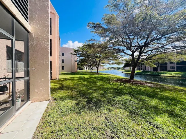 a view of yard with tree