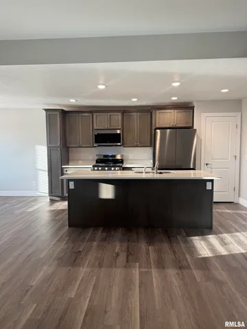 $2,650 | 4519 Castle Pines Drive, Springfield, IL 62711