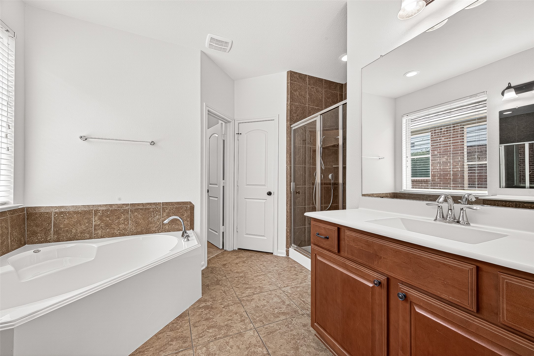 138 South Sawbridge Circle Spring, TX 77389 - Photo 21 of 37 a bathroom with a tub sink and mirror