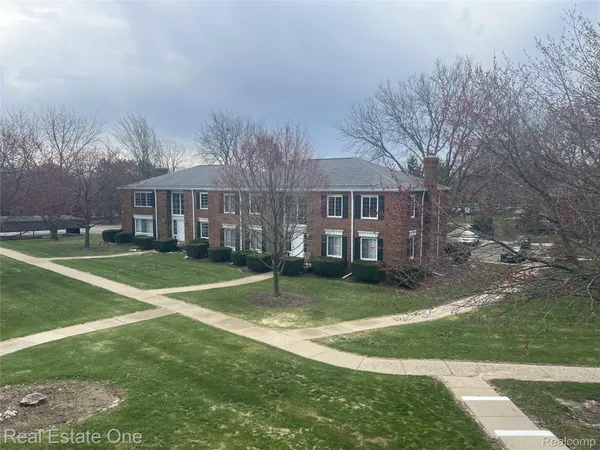 $1,300 | 780 East Fox Hills Drive, Bloomfield Hills, MI 48304