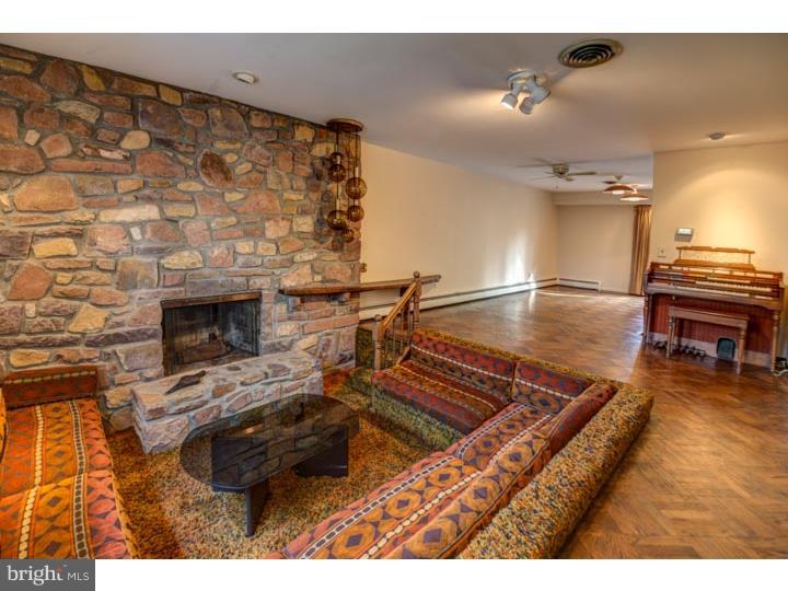 476 Susquehanna Road Huntingdon Valley, PA 19006 - Photo 15 of 25 Living Room
