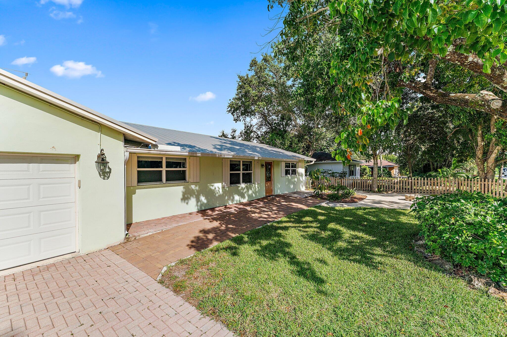 243 West Riverside Drive Jupiter, FL 33469 - Photo 6 of 67 a front view of house with yard and green space