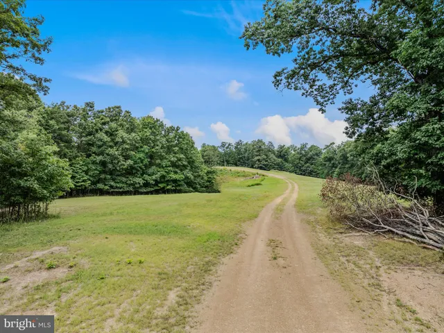 $299,000 | Fairview Oaks Way, Berkeley Springs, WV 25411