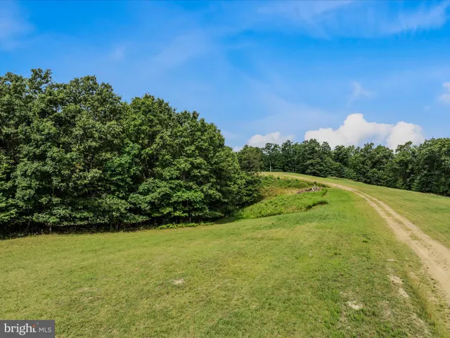 $299,000 | Fairview Oaks Way, Berkeley Springs, WV 25411